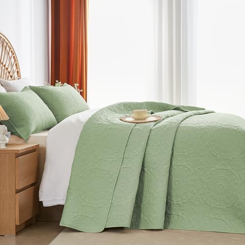WURUIBO Sage Green Quilt Set Queen Size, Embossing Microfiber Full Bedspreads with Pillow Sham, Ligthweight Breathable Thin Coverlet, Reversible Bedding Set for All Season (1 Quilt, 2 Pillow Shams) - Image 2