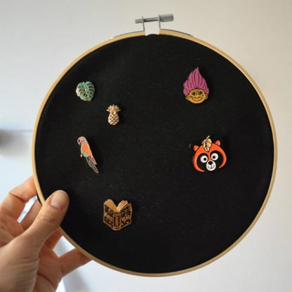 Round Badge Brooch Display Wall Hanging Pin Display Glitter Board Jewelry Storage Pin Collection Banner with Bamboo Hoop for Enamel Pins Buttons and Labels (Black-Canvas)
