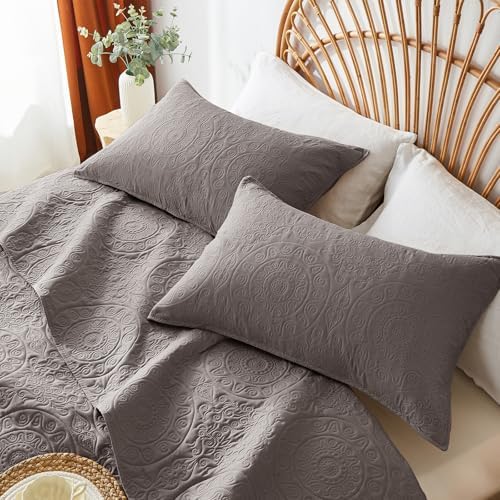 WURUIBO Dark Gray Quilt Set Queen Size, Embossing Microfiber Full Bedspreads with Pillow Sham, Ligthweight Breathable Thin Coverlet, Reversible Bedding Set for All Season (1 Quilt, 2 Pillow Shams) - Image 4