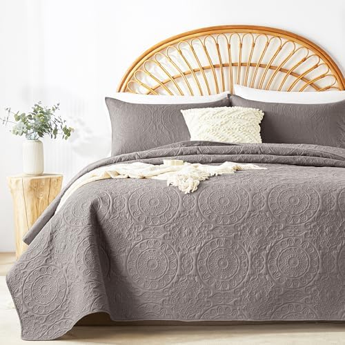 WURUIBO Dark Gray Quilt Set Queen Size, Embossing Microfiber Full Bedspreads with Pillow Sham, Ligthweight Breathable Thin Coverlet, Reversible Bedding Set for All Season (1 Quilt, 2 Pillow Shams) by WURUIBO