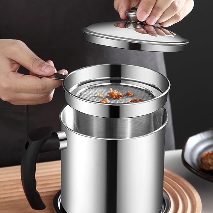 Grease Container, Bacon Grease Container with Strainer, Cooking Oil Keeper with Lid and Easy-Grip Handle (1.8L)