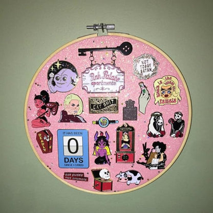 Round Badge Brooch Display Wall Hanging Pin Display Glitter Board Jewelry Storage Pin Collection Banner with Bamboo Hoop for Enamel Pins Buttons and Labels (Pink-Faux Leather)