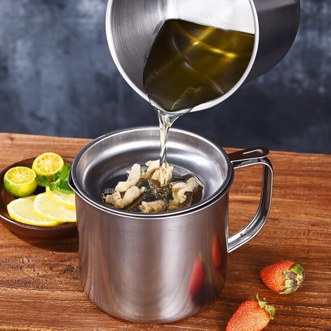 Grease Container, Bacon Grease Container with Strainer, Cooking Oil Keeper with Lid and Easy-Grip Handle (1 L)