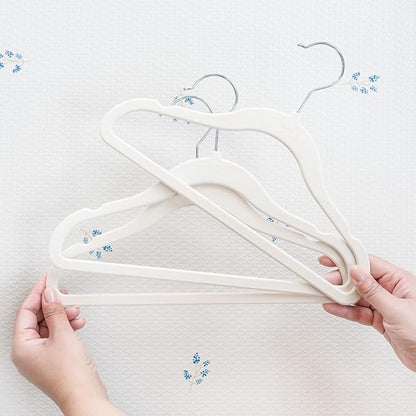 3 Sprouts Velvet Baby Hangers - Non-Slip Hangers for Infant and Toddler Clothes - Slim Space-Saving Design with Nordic Colors for Nursery - 30 Pack - Beige
