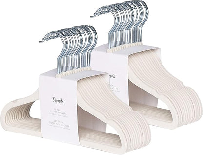 3 Sprouts Velvet Baby Hangers - Non-Slip Hangers for Infant and Toddler Clothes - Slim Space-Saving Design with Nordic Colors for Nursery - 30 Pack - Cream