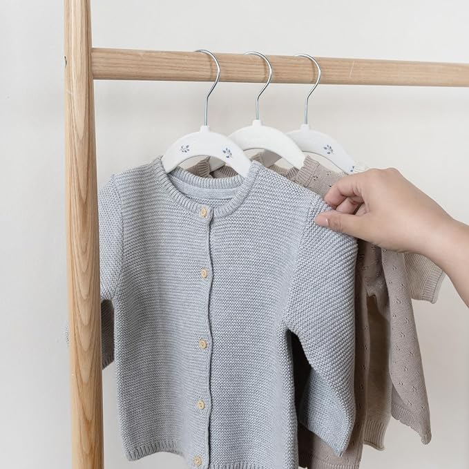 3 Sprouts Velvet Baby Hangers - Non-Slip Hangers for Infant and Toddler Clothes - Slim Space-Saving Design with Nordic Colors for Nursery - 30 Pack - Blueberry & Cream