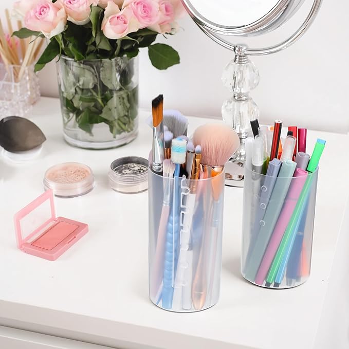 Trinkrittey 2 Pack Travel Makeup Brush Holder Retractable Makeup Brush Cup Plastic Clear Portable Cosmetic Travel Makeups Accessories with Lid Dust-proof Brushes Storage Case for Women Makeups Artist
