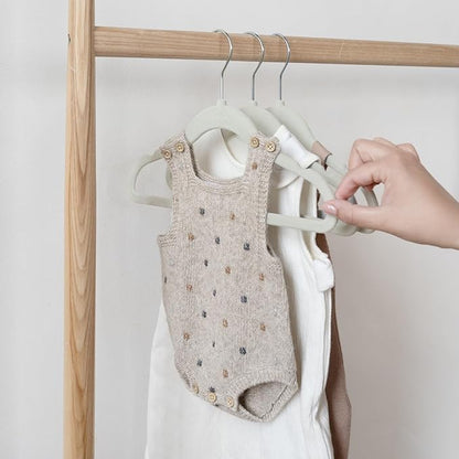 3 Sprouts Velvet Baby Hangers - Non-Slip Hangers for Infant and Toddler Clothes - Slim Space-Saving Design with Nordic Colors for Nursery - 30 Pack - Green