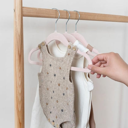 3 Sprouts Velvet Baby Hangers - Non-Slip Hangers for Infant and Toddler Clothes - Slim Space-Saving Design with Nordic Colors for Nursery - 30 Pack - Pink