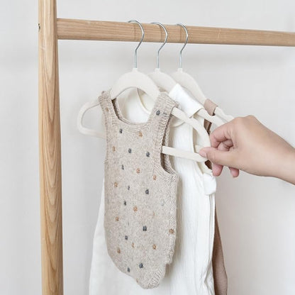 3 Sprouts Velvet Baby Hangers - Non-Slip Hangers for Infant and Toddler Clothes - Slim Space-Saving Design with Nordic Colors for Nursery - 30 Pack - Beige