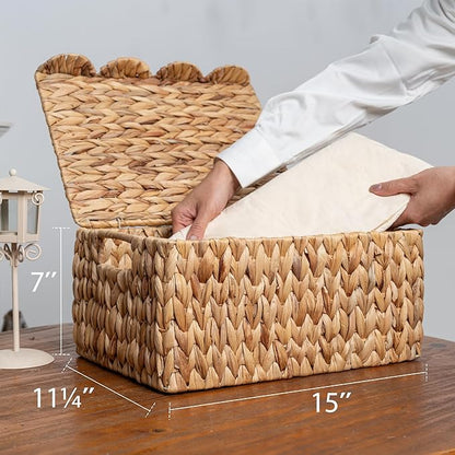 StorageWorks Wicker Basket with Scalloped Edge Lid, Water Hyacinth Basket with Built-in Handles, Handwoven Wicker Box for Living Room, 15" L x 11 ¼" W x 7" H